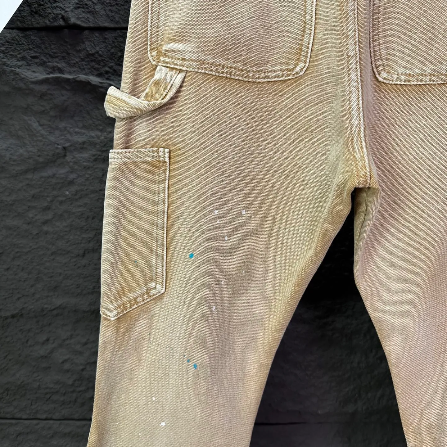 P250 GALLERY DEPT. & Croixin co-branded 2025 new splash-ink hand-painted splicing multi-pocket couple style loose washed micro-flared jeans 🔥High version🔥High version🔥 Top ceiling quality Styles with different washed textures are very friendly to people with thin legs and thick legs. The micro-flared version is very flattering. Moderate length that never goes out of style, easy to match with casually, basic styling for various styles, a must-have in the wardrobe! The fabric is stiff but also makes the upper body soft without losing texture. The washing process is even more perfect. It is a must-have item for everyone! ! ! Washed wheat, hang tag, pants label, complete with three labels Color: khaki Size: 28, 30, 32, 34, 36 (five sizes)